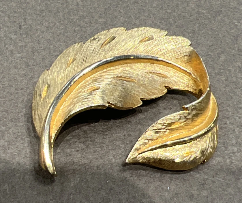 Vintage JONETTE JEWELRY Co Signed JJ Etched Gold Tone Leaf Brooch Pin