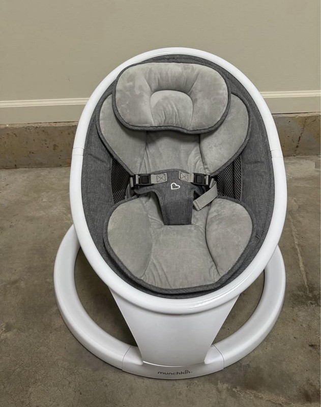 Munchkin Bluetooth Enabled Baby Swing Rocker White/Grey Excellent Condition