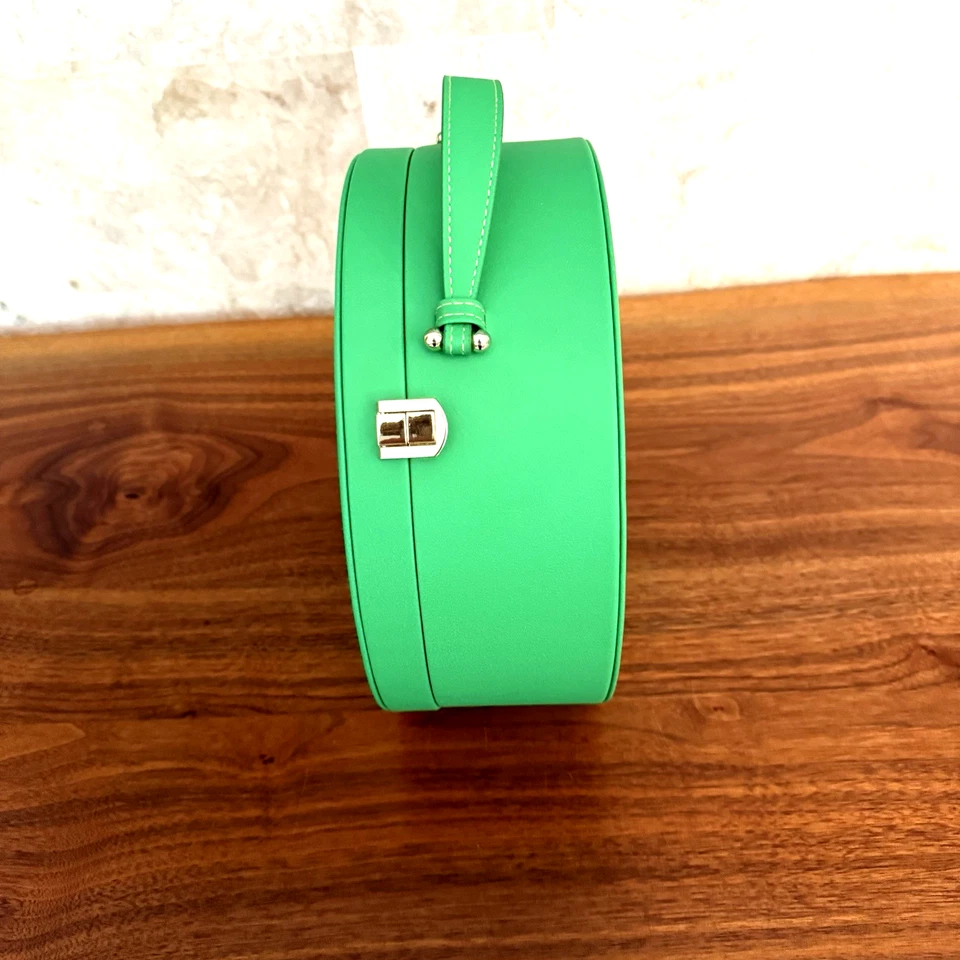 Estuche de tocador/viaje Tata Harper verde con bolsa de cosméticos redonda con espejo Foto 3 de 4