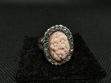 anello vittoriano del 1840 vintage oro, corallo rosa scolpito e diamanti 