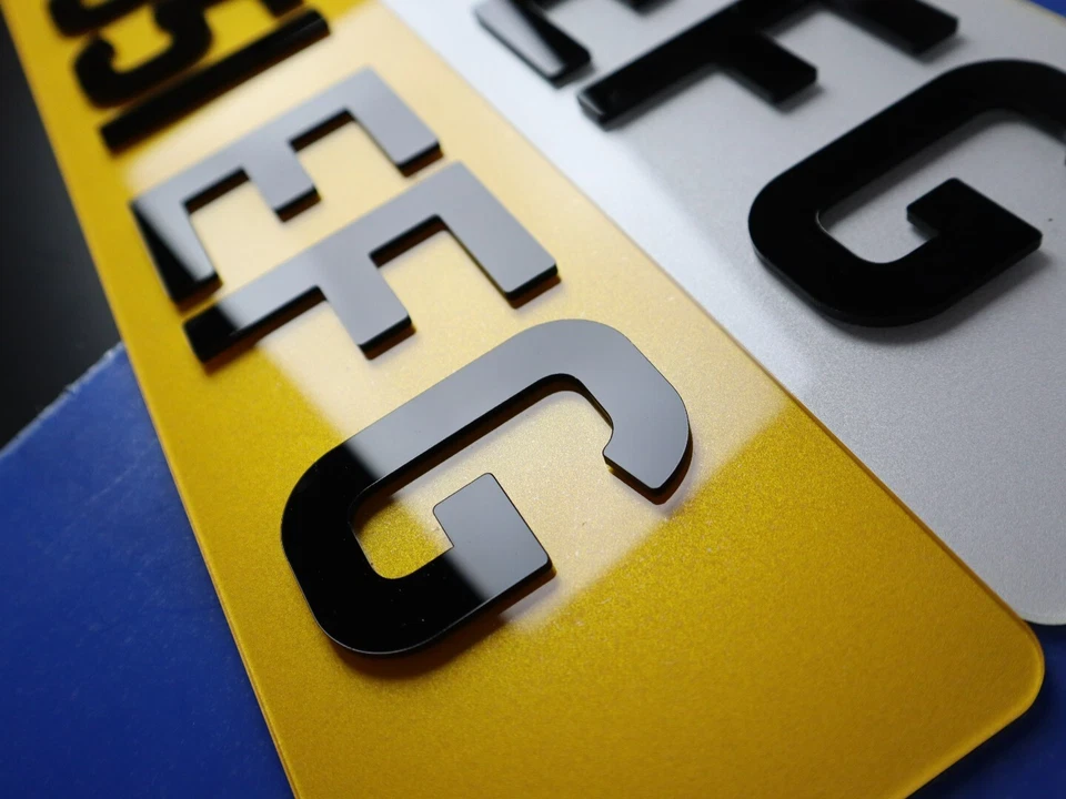 Placas numeradas 4D Reg, par de carreteras legales 4D 3D corte láser elevado negro brillante Foto 2 de 4