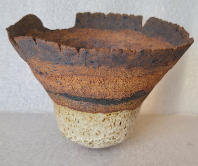 Ungewöhnliche grobe Steinzeugkeramik konische Kraterschale Kunst-/Studiokeramik rustikal