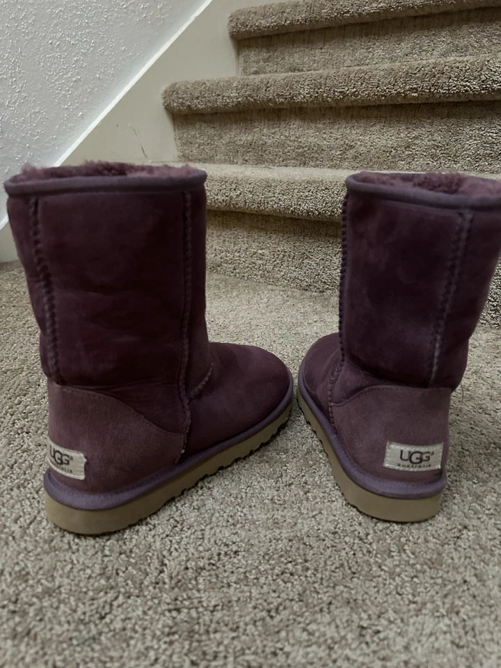 Camurça UGG Australia feminina clássica curta tamanho 6 roxa uva - Imagem 2 de 4
