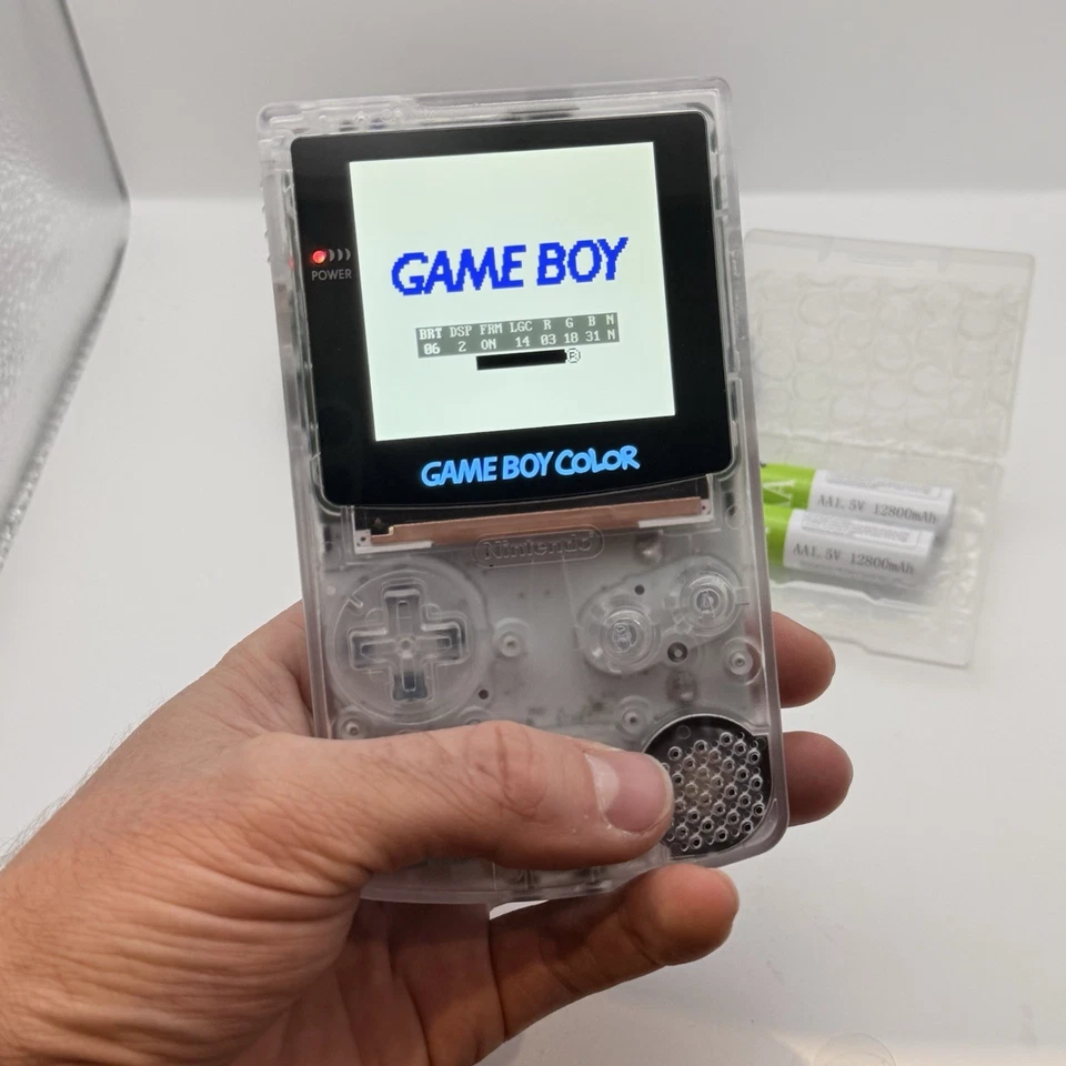 NINTENDO GAME BOY COLOR - IPS V3 - TRASPARENTE + STAND + 2 BATTERIE USB-c - Immagine 4 di 4