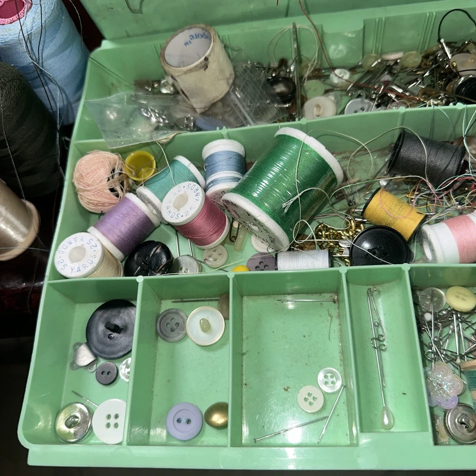 Caja de Costura Acrílico Plástico Wilson Años 60 De Colección, Botones Cargados Hilo Nociones M3 Foto 4 de 4