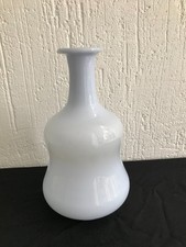 Vase soliflore  ancien en opaline blanche bleutée