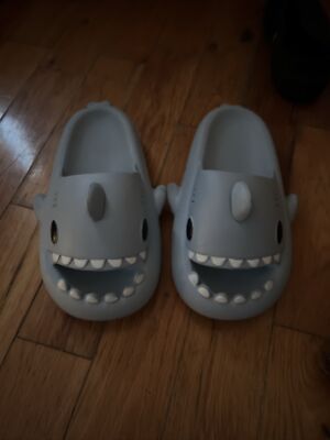 Original Cloud foam shark slides blue comfy size 42-43, (M) 8-8.5, (W) 9.5-10.5
