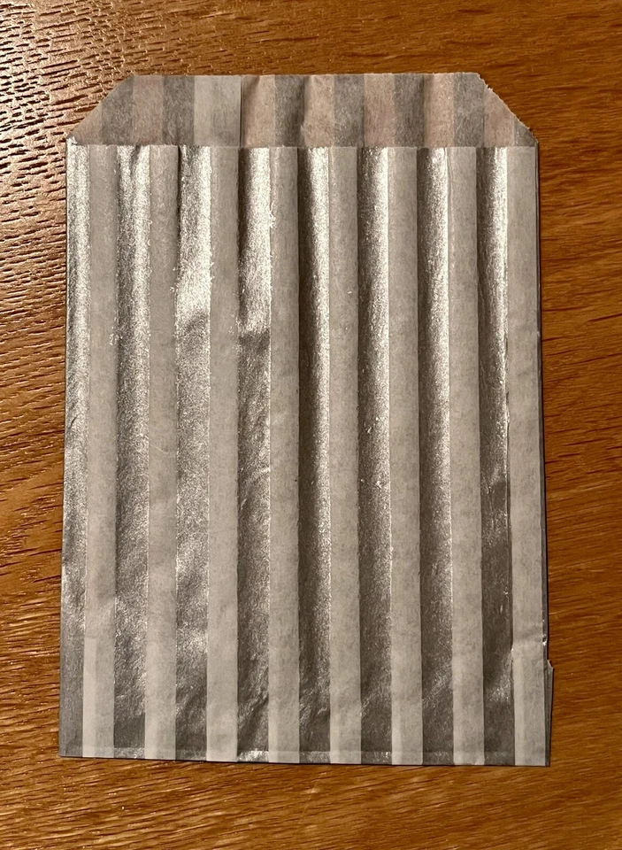 100 BOLSAS DE PAPEL A RAYAS DULCES FIESTA CUMPLEAÑOS DULCE FAVOR DE BODA - Plateado y Blanco Foto 3 de 3