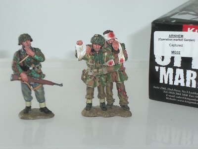 KING AND COUNTRY MG032 GERMAN PANZER GRENADIER + CAPTURED WOUNDED BRITISH PARAS