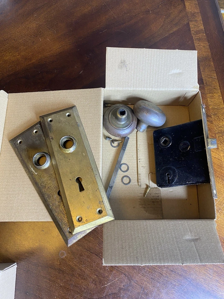 Lote de 4 cerraduras de puerta antiguas Penn placas y tornillos de cubierta de cobre/latón SIN LLAVES Foto 4 de 4