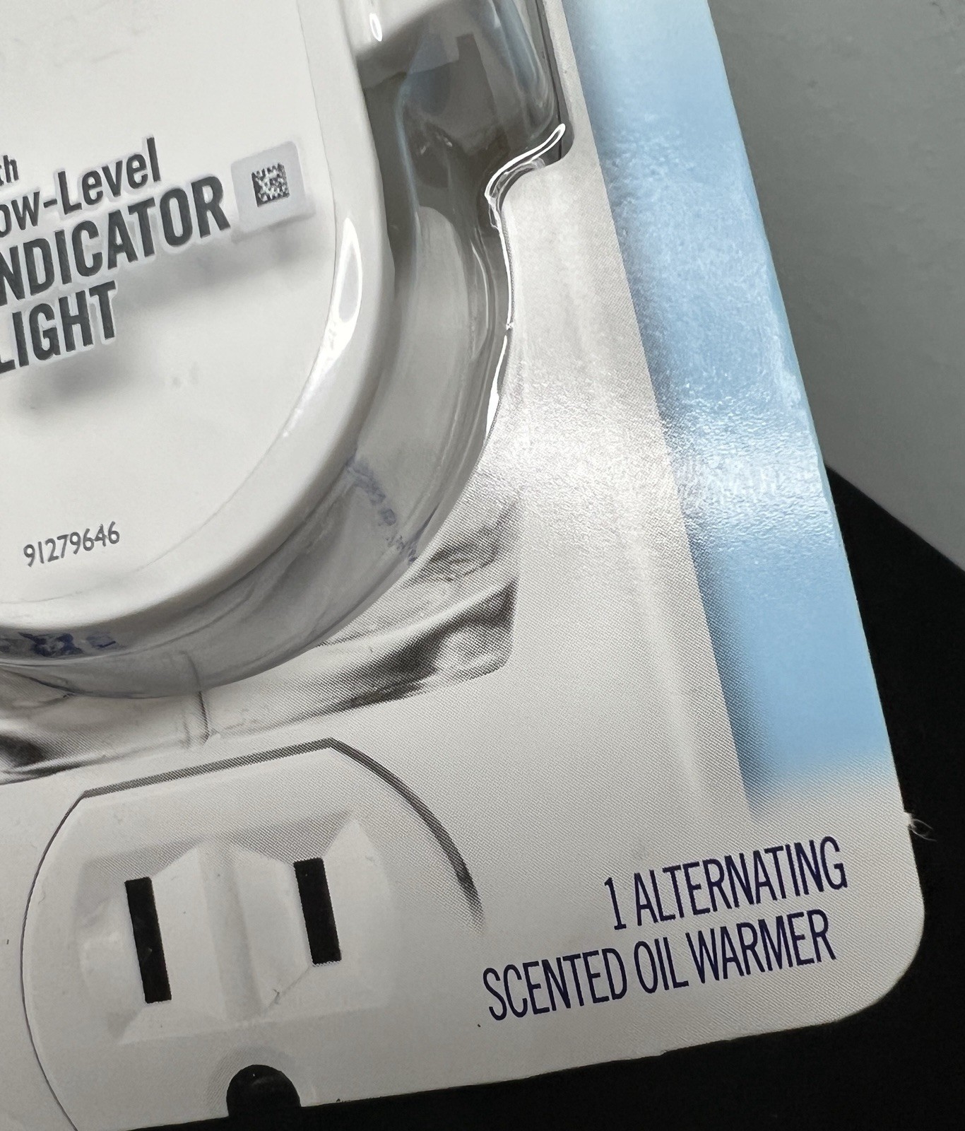 Febreze Plug In Oil Warmer Alternating Scent Low Level Indicator Light Fade Defy