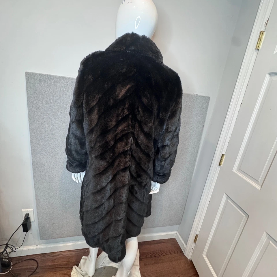 Lujoso Abrigo Negro Chevron Imitación Piel L Midi Esponjoso Forrado Satinado Dennis Basso Foto 2 de 4