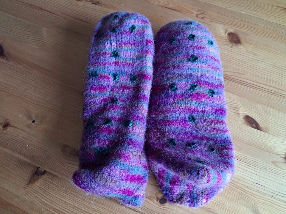 Gestrickte und gefilzte Hausschuhe - Bild 2 von 2