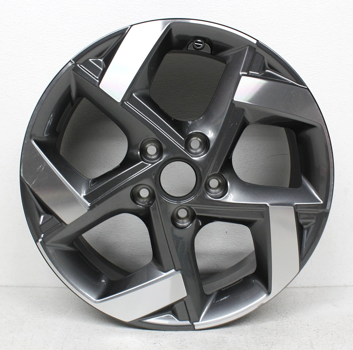 メダル OEM 17 Inch Alloy Wheel For Hyundai Venue 52910-K2200, Scratches