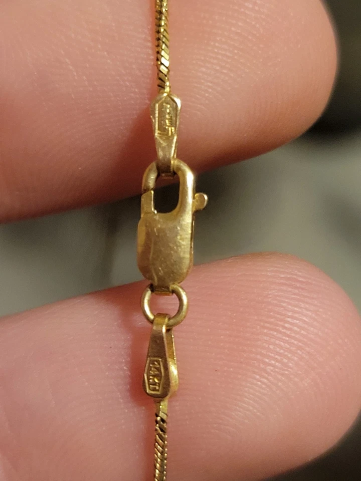 Medallón de cadena y corazón de oro amarillo de 14k Foto 2 de 4