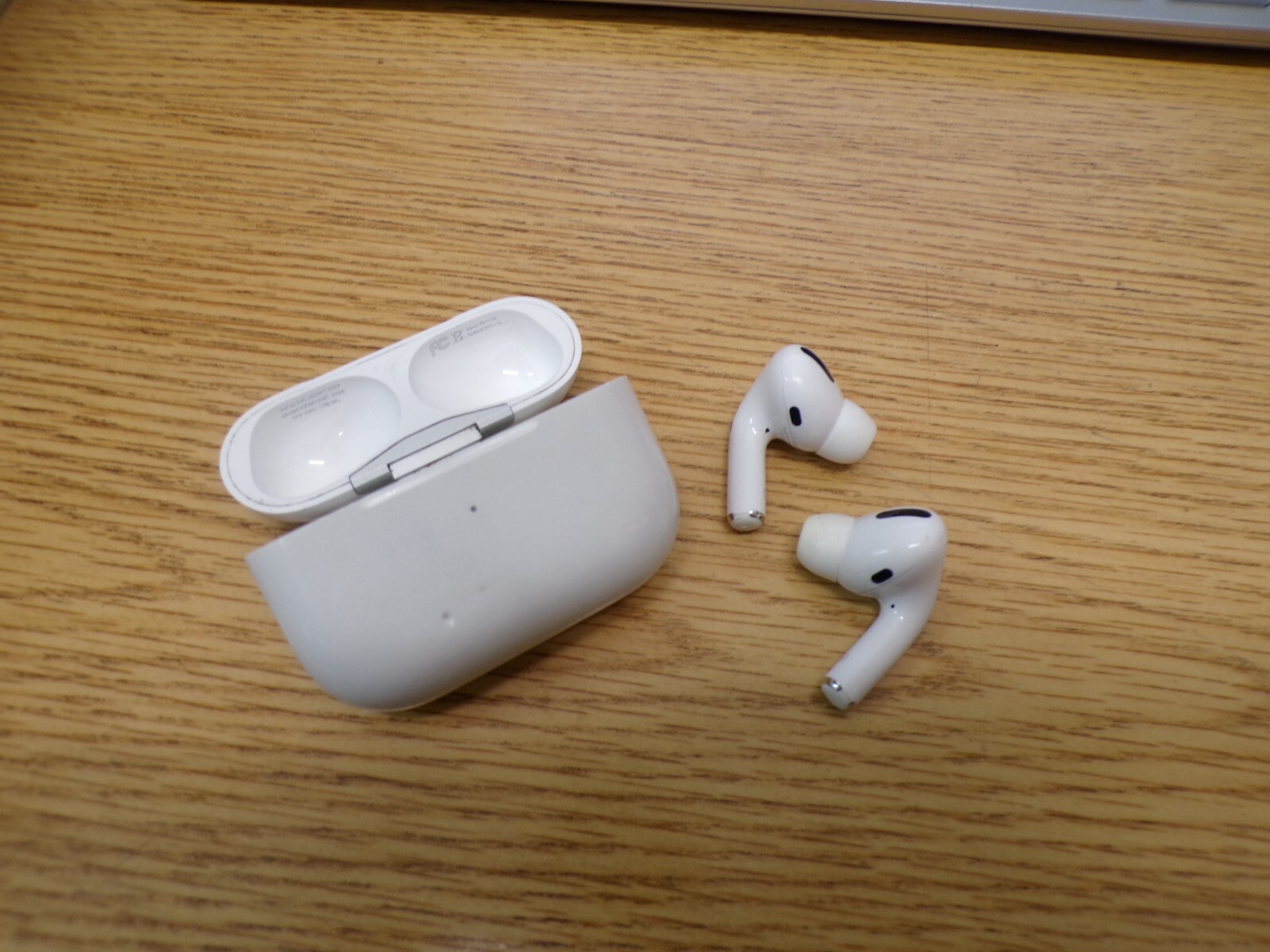 Apple AirPods Pro with Wireless Charging Case #6730-image