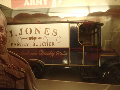 Corgi CC09003 Dad's Army J.Jones Thornycroft Van & Mr Jones Figurine BNIB - Picture 2 of 10