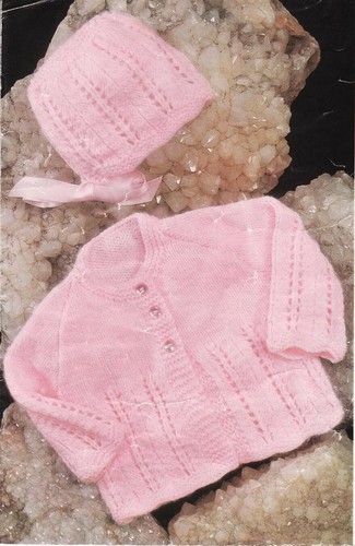 Strickanleitung Kopie 0144.   Baby Strickjacke & Mütze. 18-20 inch chest.  4ply/dk