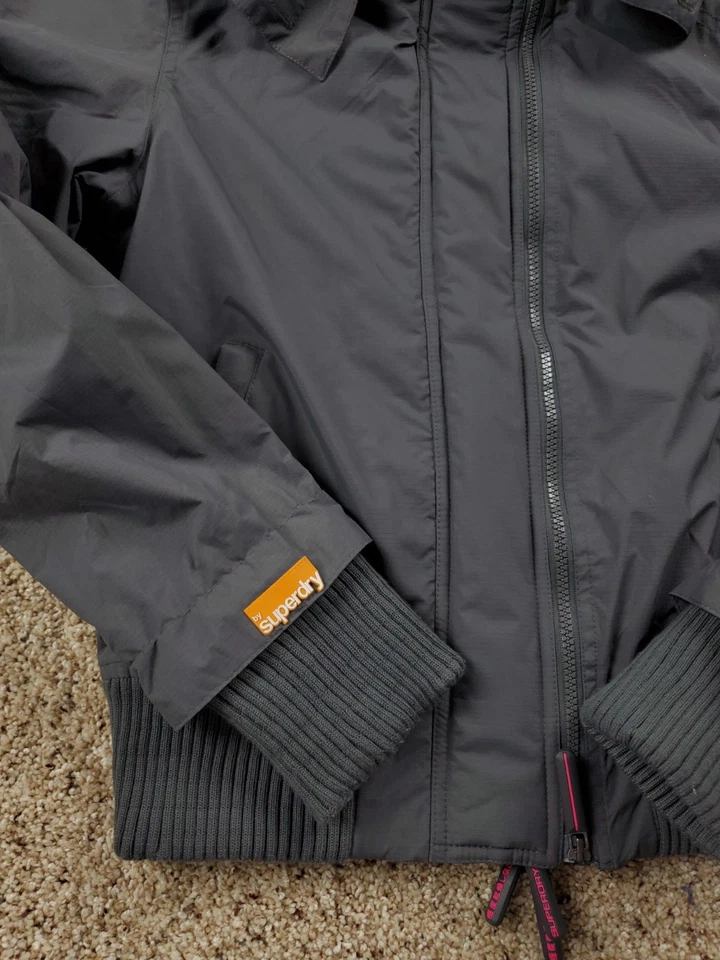 Superdry Chaqueta Bomber Wind Grande Mujer Gris Con Capucha Manga Larga Cremallera Completa Foto 3 de 4