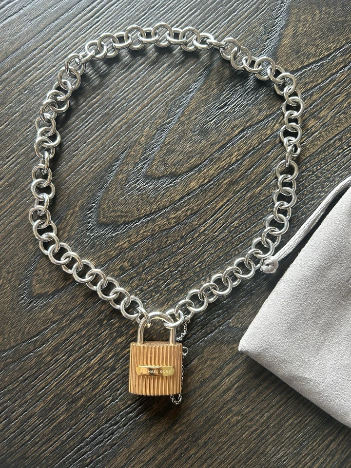 Collar Michael Kors Lock oro rosa con cadena de plata Foto 2 de 4