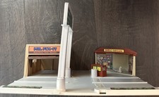 Vintage 1981 Hot Wheels Mattel Plastic Mr. Fix-It & Shell Car Care Buildings
