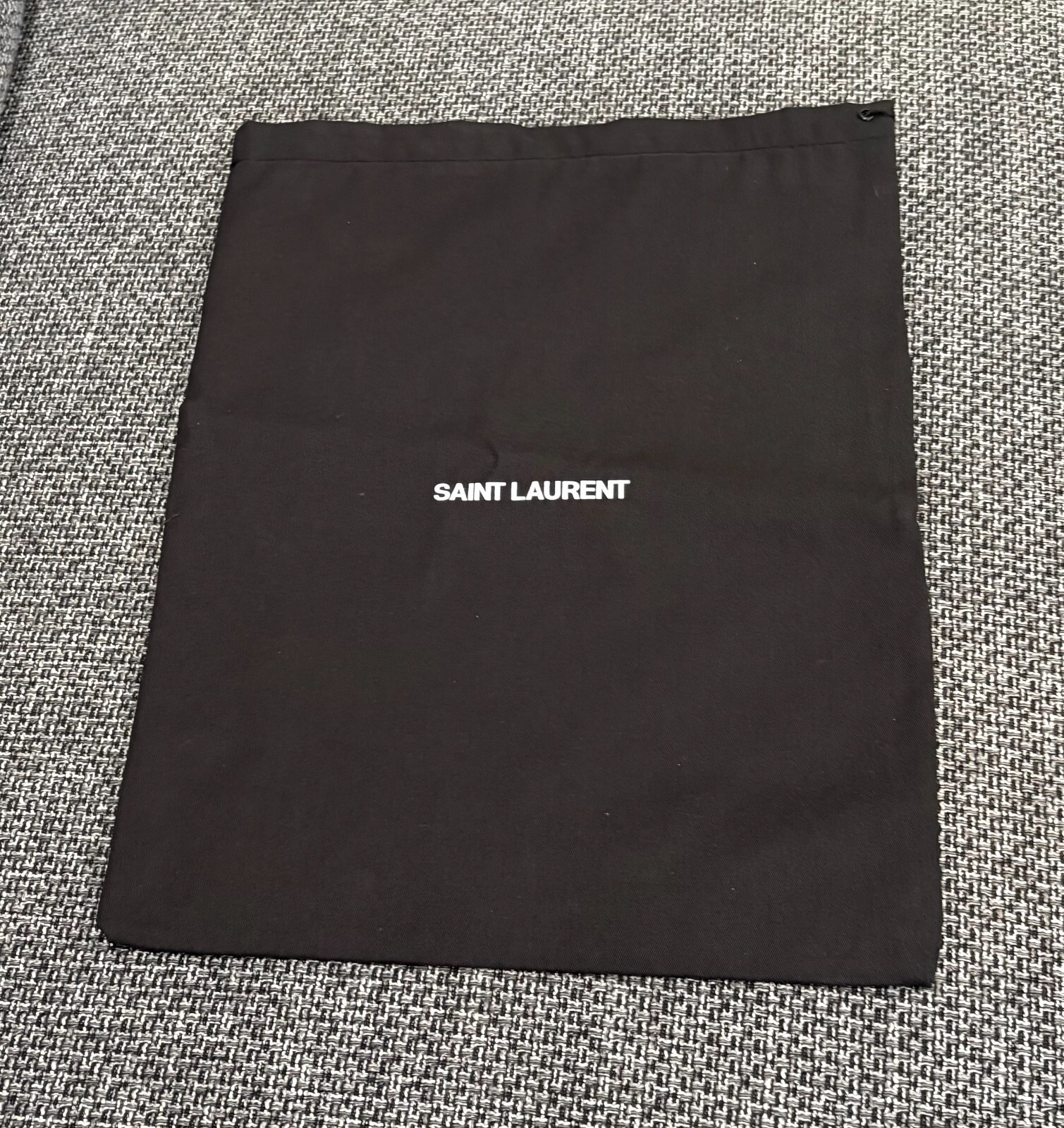 Saint Laurent Sacchetto antipolvere foderato in tessuto nero 14"x11" con coulisse di design
