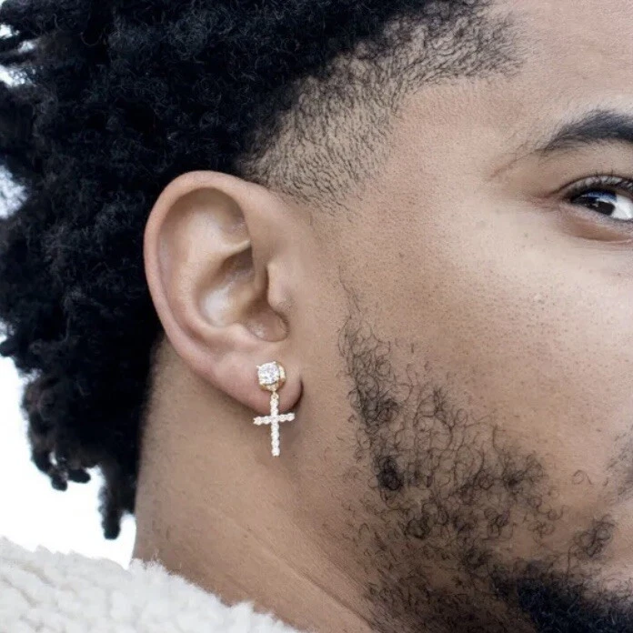 Pendientes de aro Huggie colgantes con cruz helada de plata esterlina circonita cúbica para hombre Foto 3 de 4