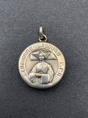 Pendentif reliquaire ancien Sainte Catherine Labouré en métal argenté