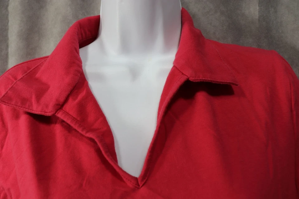 Camiseta polo rosa con cuello en V Weekenders para mujer talla mediana Foto 2 de 3