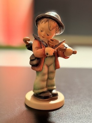M.I. Hummel Figur HUM 2  Geigerlein / Little Fiddler  FINAL ISSUE 2003 Goebel