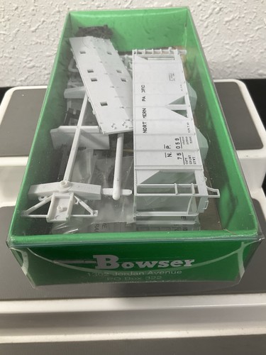 Kit de tolva cubierta de 2 bahías HO Bowser 55859 70 toneladas Pacífico Norte. Nuevo en caja | Zustand: New