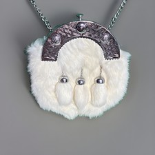 Borsa vintage in pelliccia di coniglio bianca stile Sporran con cornice celtica argento e catena