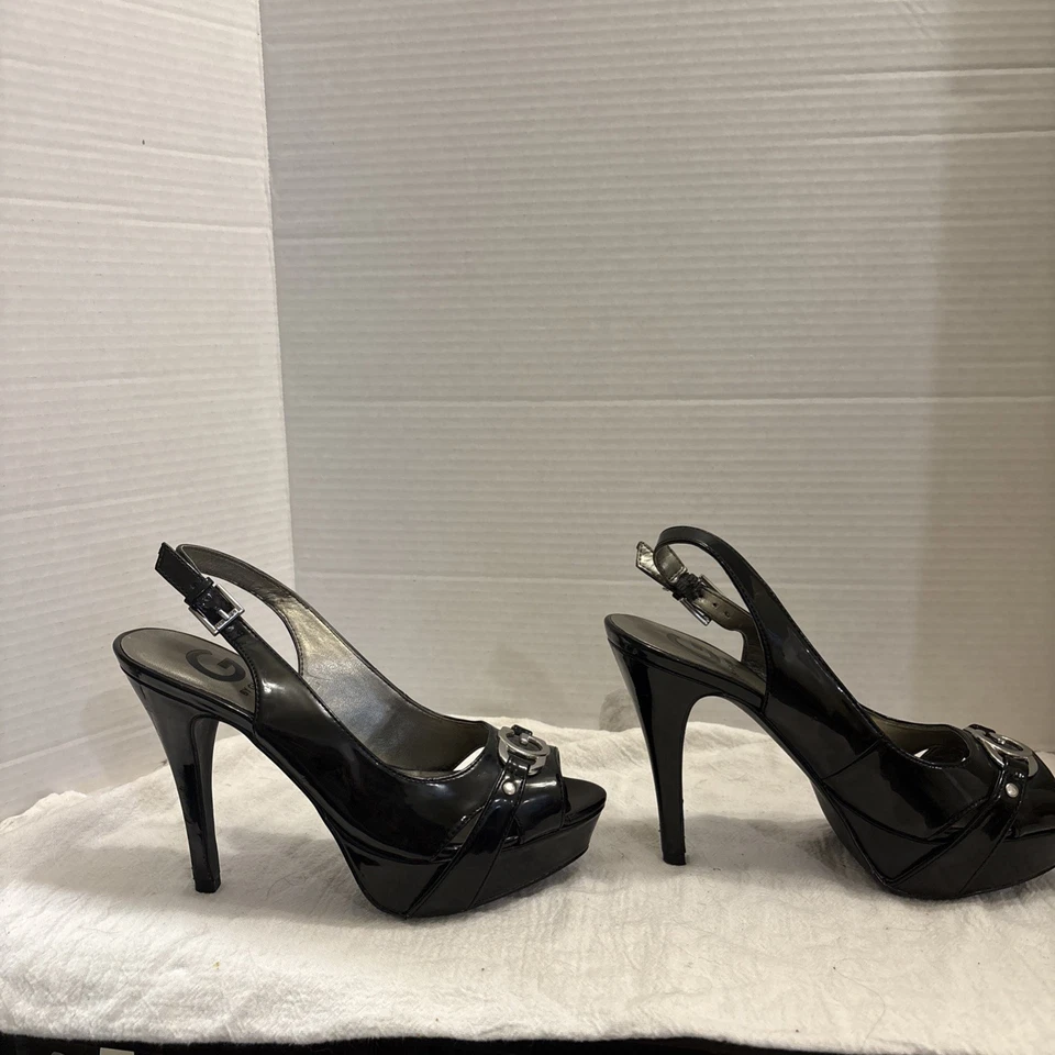Tacones de charol negro con punta abierta de Guess talla 7 Foto 3 de 4