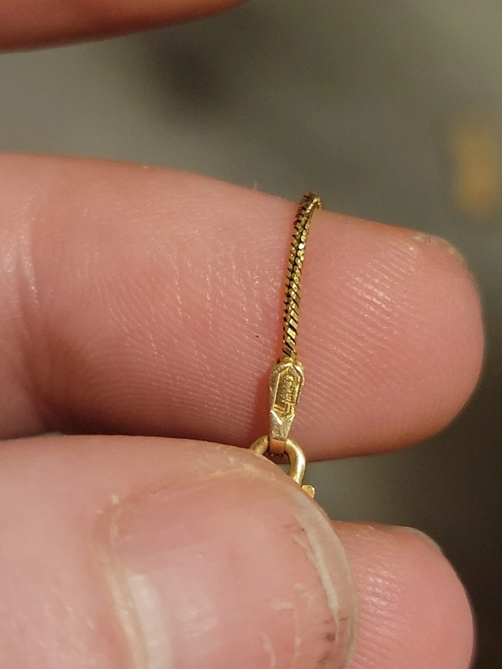 Medallón de cadena y corazón de oro amarillo de 14k Foto 4 de 4