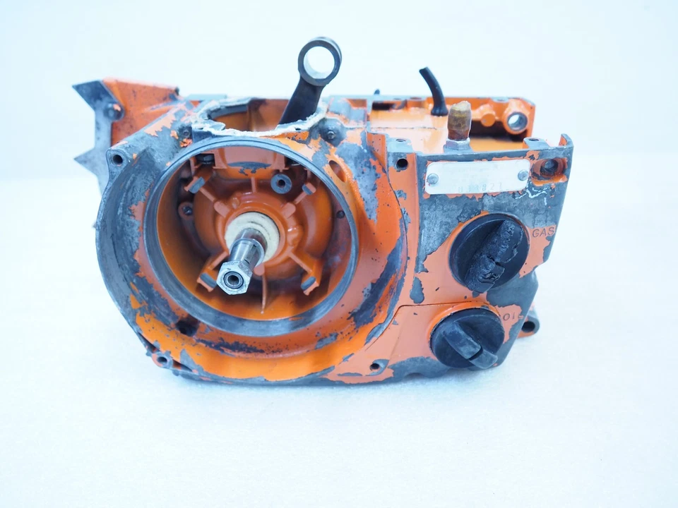 COPPIA CARTER SERBATOIO ALBERO MOTORE MOTOSEGA HUSQVARNA L 65 - L 77 - L65 - Immagine 4 di 4