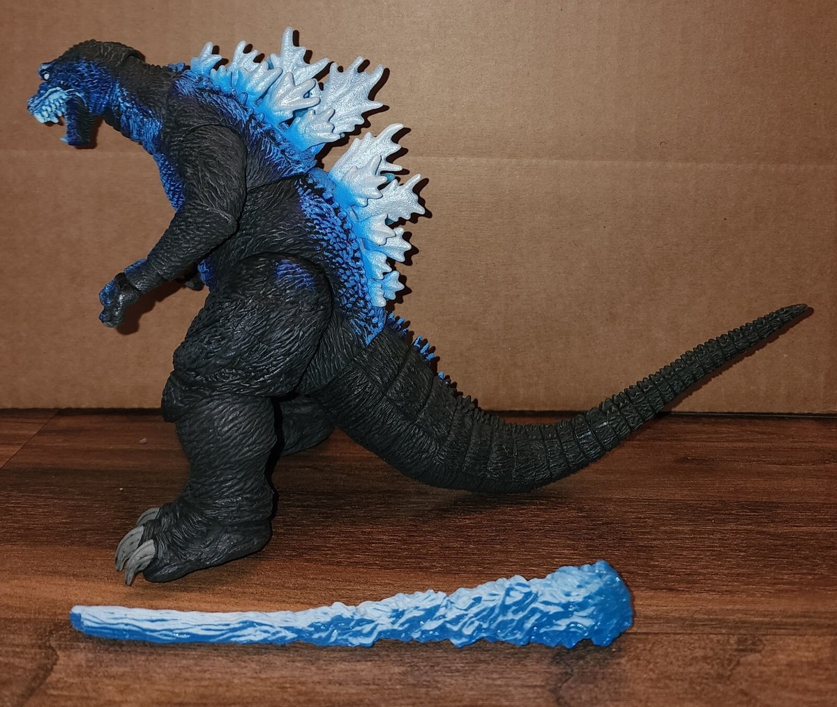 ネカ キンゴジ Amazon | NECA ゴジラ – 頭から尾までが12インチのアクション