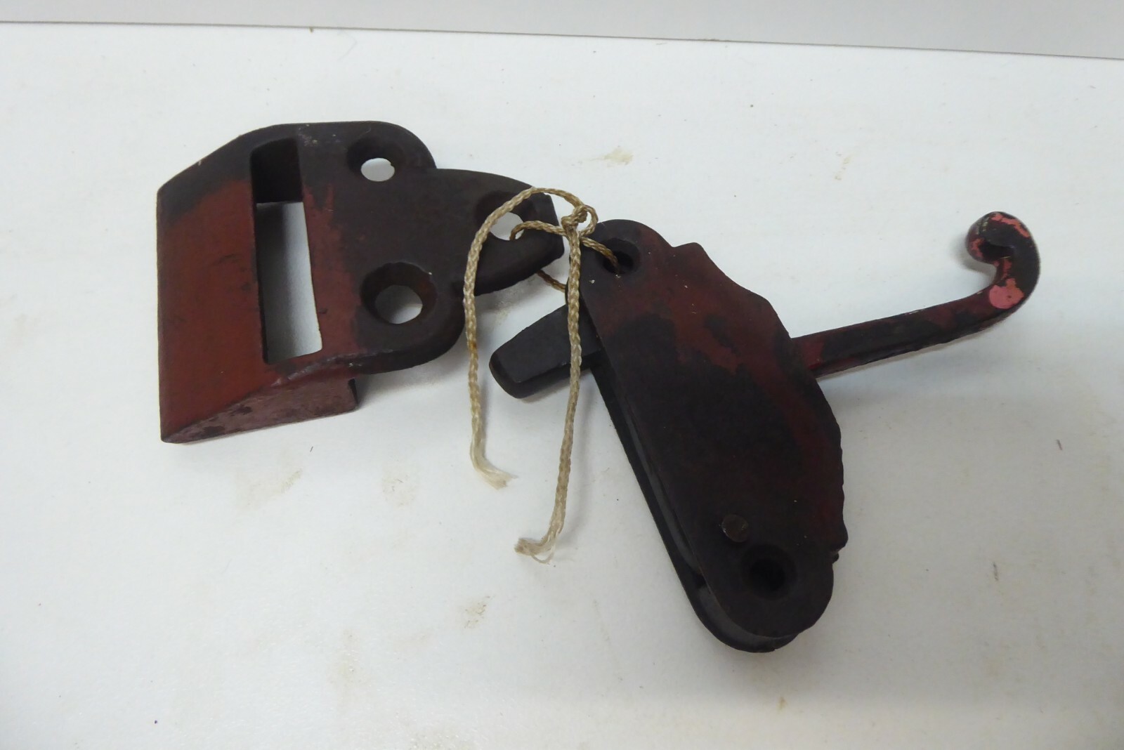 ANTIQUE CAST METAL DOOR HANDLE / GATE LATCH WITH KEEP LOCK FURNITURE HARDWARE