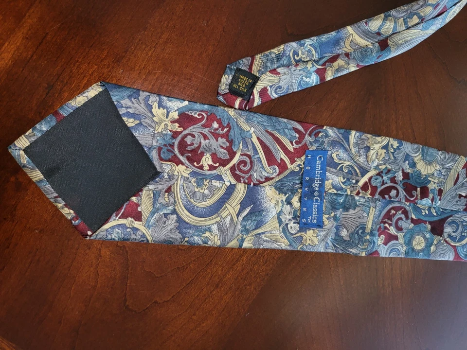 Corbata de cuello de seda para hombre Cambridge Classics Mervyns gris, dorado, estampado de borgoña Foto 2 de 3