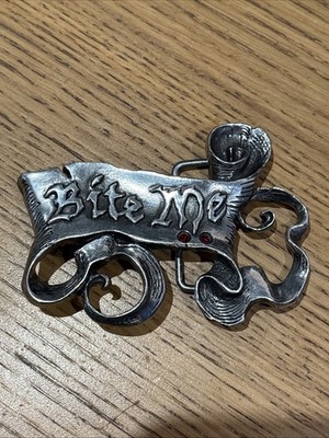 Alchemy Gothic Bite Me Gürtelschnalle Red Jewel Scroll 1977 2019 England