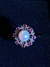 Weißgoldring 585/14 Kt, mit 8 Rubinen und 1 Zuchtperle