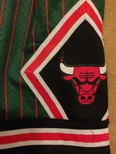 Mens Mitchell & Ness NBA Swingman Shorts 1995 Reload Chicago Bulls M Green Red