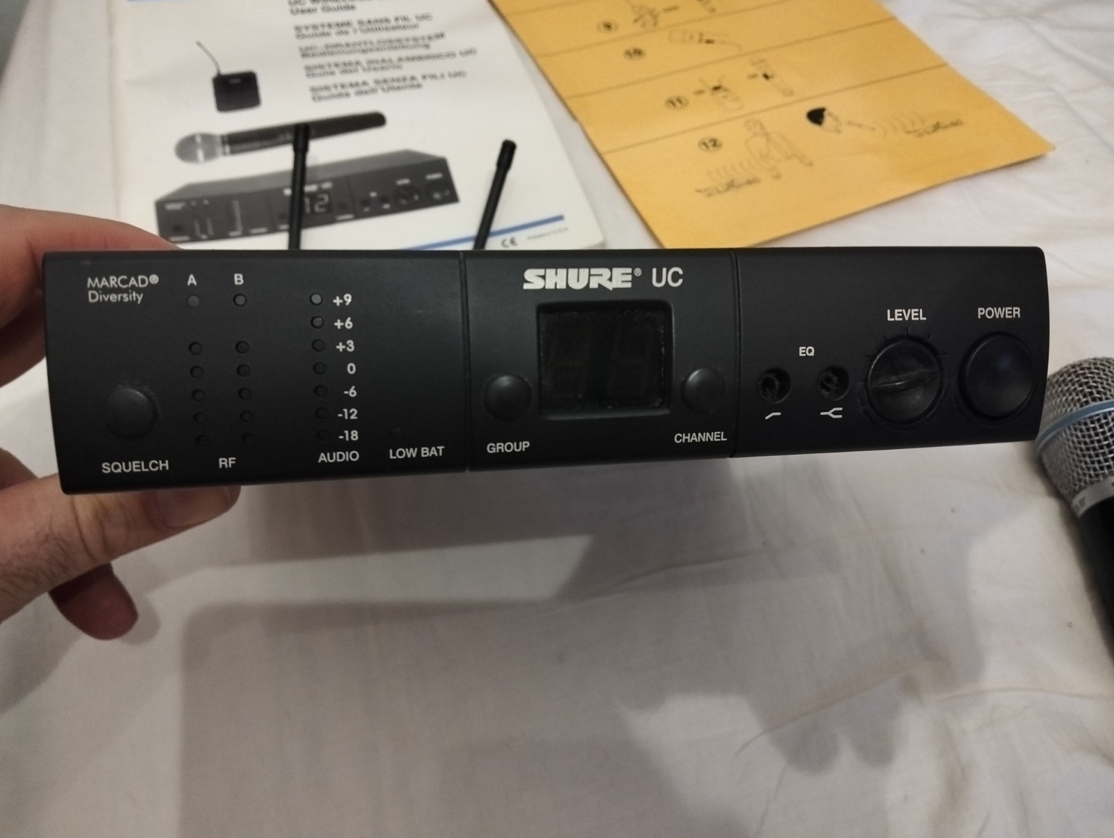 Shure UC sistema microfono wireless con ricevitore UC4 e microfono palmare nero