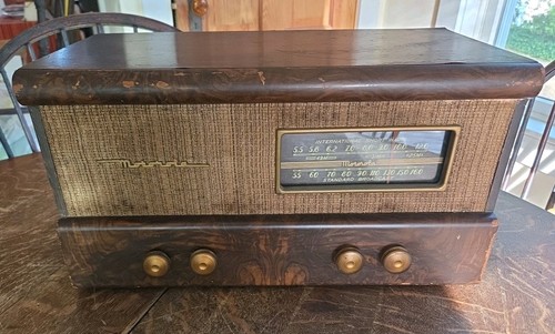 Vintage MCM Motorola Model 65T21 AM/SW Tabletop Tube Radio