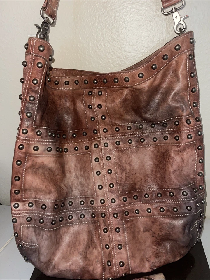 Bolso extra grande de cuero diofísico con tachuelas nuevo con billetera a juego con tachuelas envejecidas Foto 3 de 4