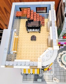 LEGO CREATOR: Assembly Square Modular (10255) Fully Built - Retired - Read Dis