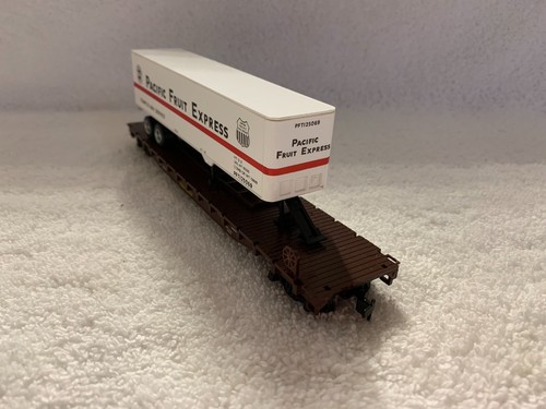 Con-Cor #0001-009154 HO Scale Pacific Fruit Express 54' Flatcar &Trailer #598221 - Picture 4 of 8