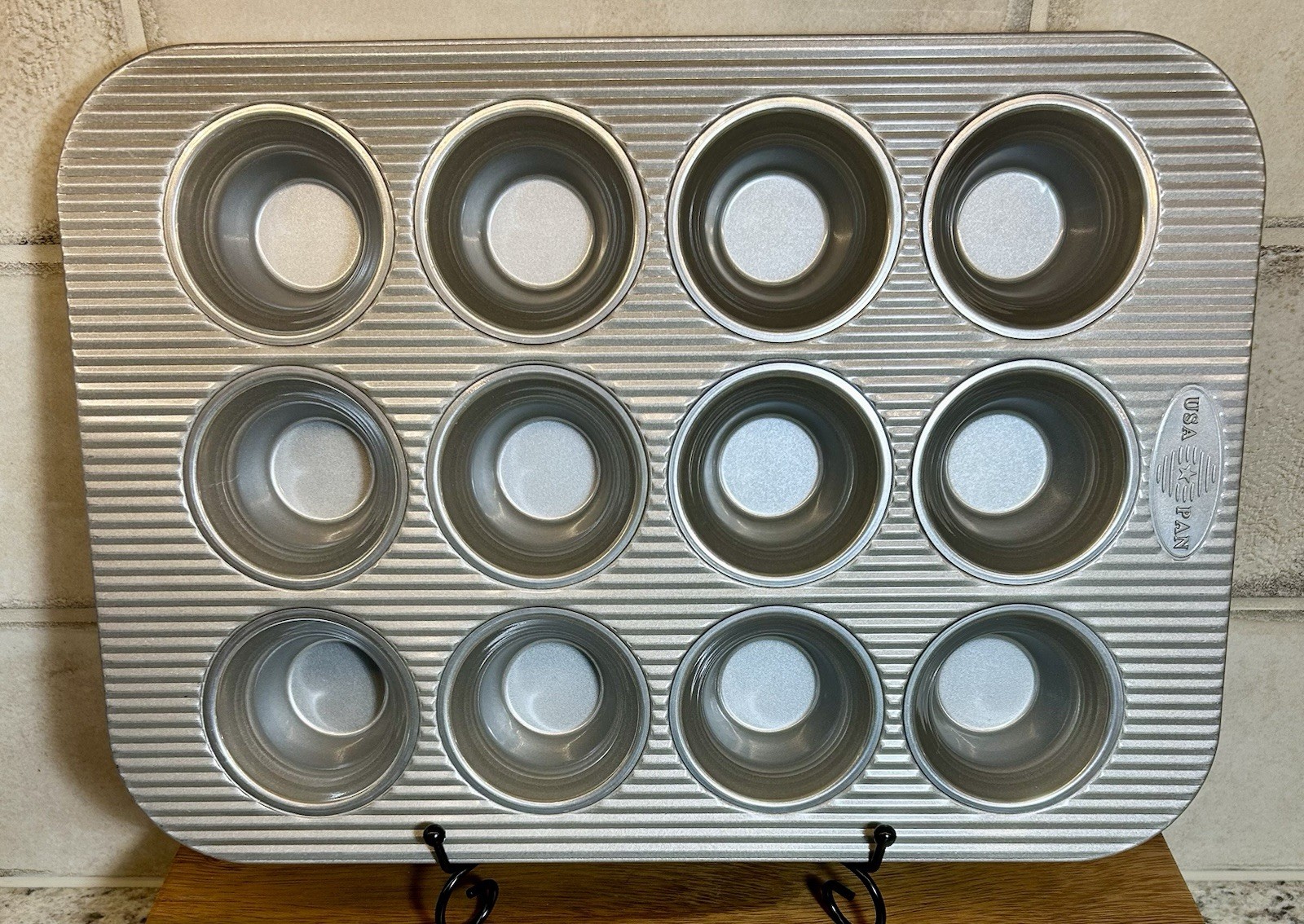USA Pan Bakeware Nonstick 12 Cup Muffin Pan Bakeware EUC