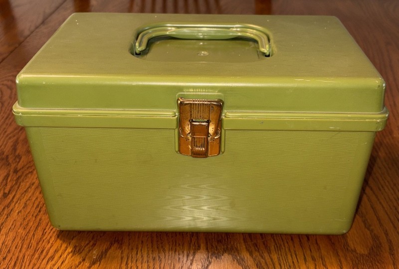 Vintage Wil-Hold Wilson Mfg Sewing Box + 1 Removeable Tray - Green