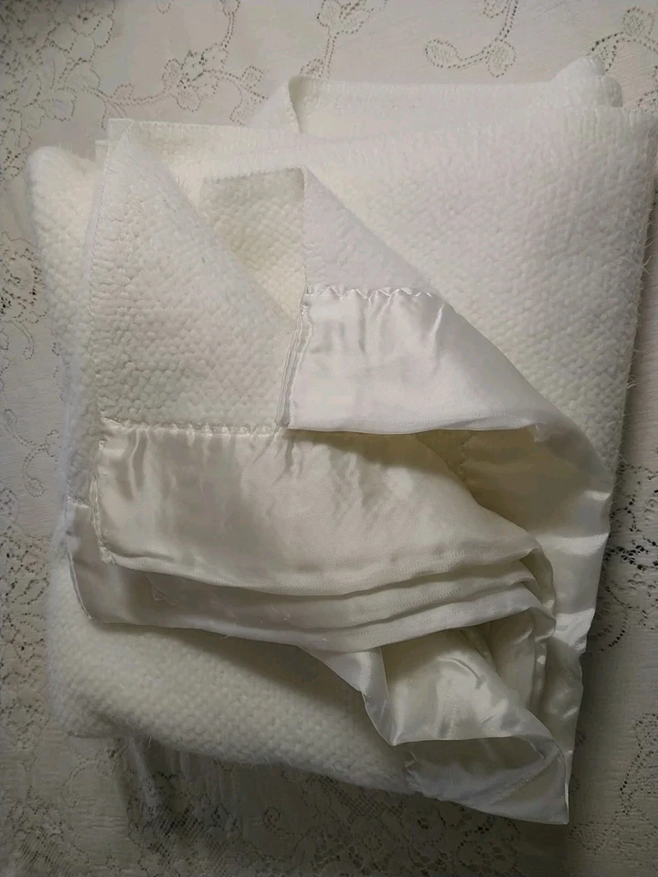 Vtg Fieldcrest Touch of Class Ivory Cream Waffle Thermal Satin Trim Twin Blanket - Image 2 of 4