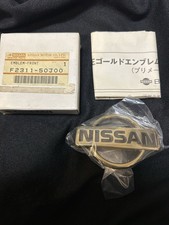 F2311-50j00 Nissan Primera P10 Front Emblem Gold Badge Genuine Oem New